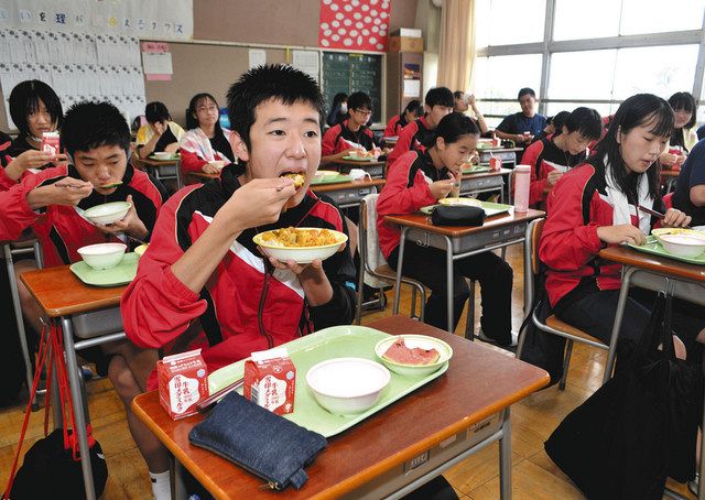 東京農工大で栽培されたジャガイモ入りのカレーライスを味わう生徒たち＝府中市で 