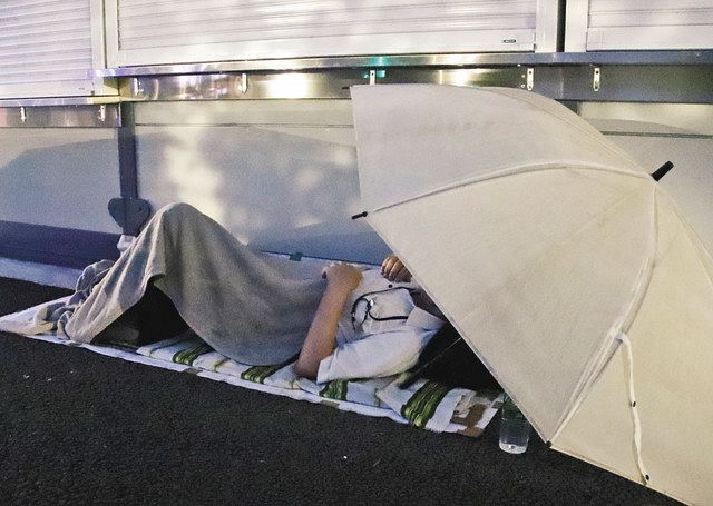 横浜公園で路上生活を続ける男性＝いずれも横浜市中区で
