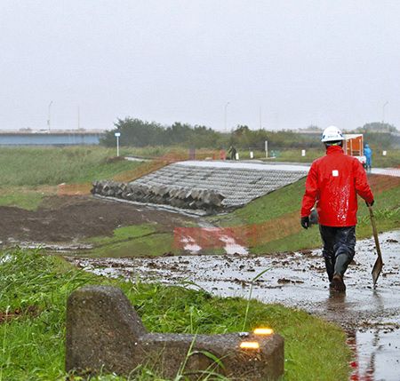 大雨で警戒が続いた越辺川の堤防決壊現場＝川越市で