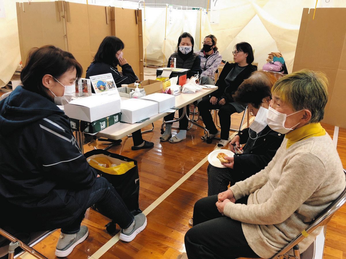 避難所で過ごす被災者たち＝石川県穴水町で（小山内さん提供）
