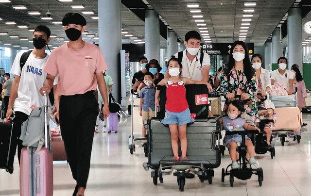 １日、入国規制がほぼ撤廃されたタイの国際空港に到着する旅行者ら＝岩崎健太朗撮影