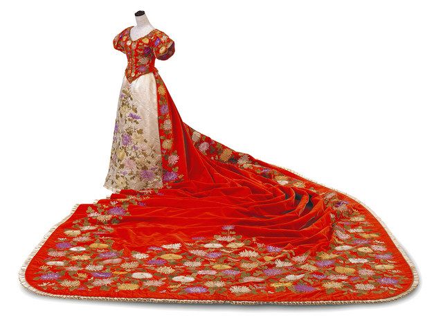 モチーフの菊花は９種類用い、流動感に富む昭憲皇太后の大礼服（文化学園服飾博物館蔵）