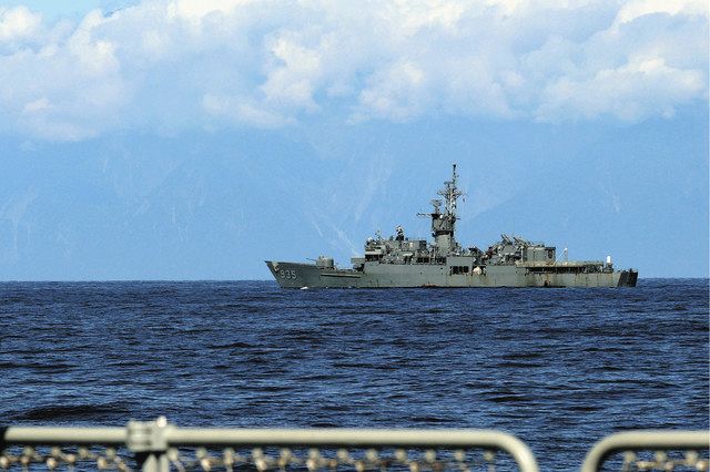 軍事演習中の中国艦から撮影された台湾海軍艦＝新華社・ＡＰ