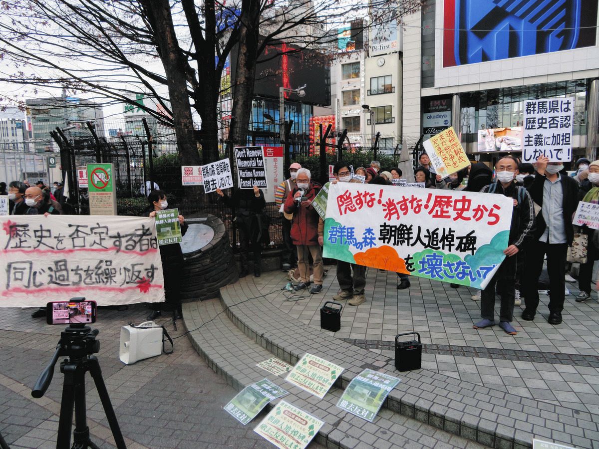 「朝鮮人追悼碑を壊さないで」と通行人に呼びかけた街頭集会＝7日、JR新宿駅東口で