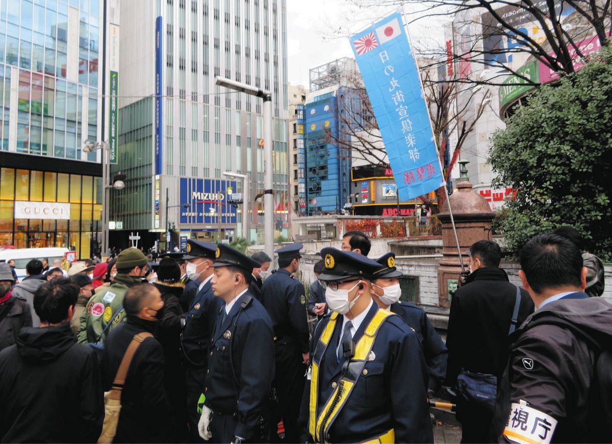 ヘイトスピーチを警戒する市民や、警察官で騒然とする現場＝7日、新宿駅東口で