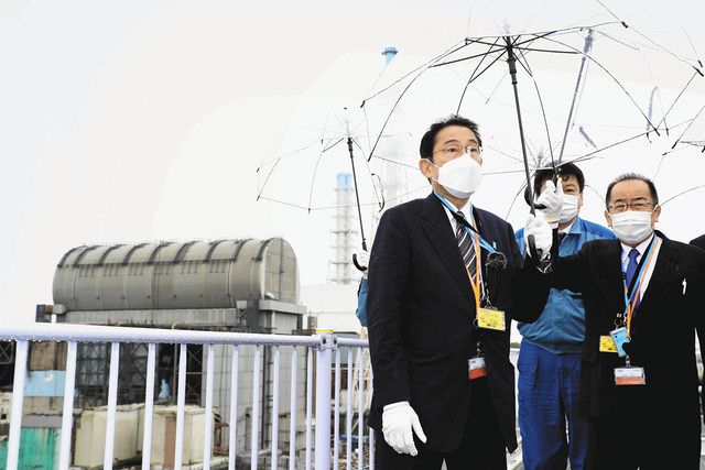 東京電力福島第１原発を視察する岸田首相。左奥は３号機。右は西銘復興相＝１７日午前