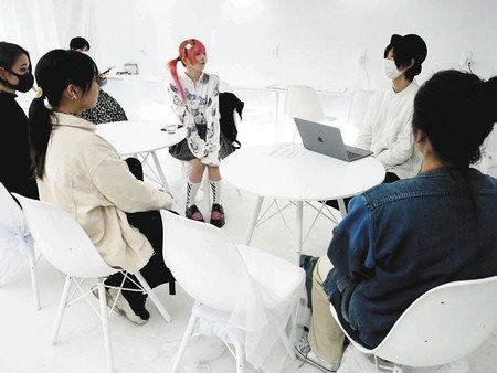展示会場となる「逃げＢａｒ」で打ち合わせをする雨宮優さん（右から２人目）と卒業生たち＝横浜市神奈川区で