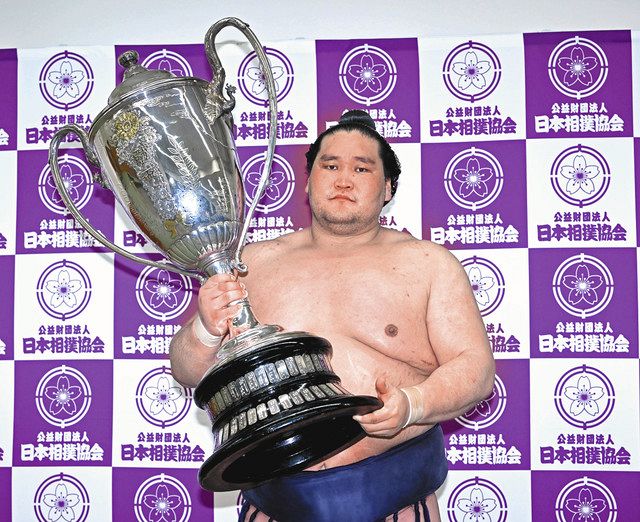 22日、大相撲夏場所で優勝し賜杯を手にする照ノ富士