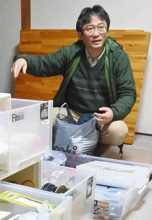 避難所で必要な用具の説明をする横田能洋さん＝２月、常総市で