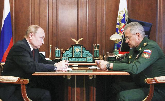 プーチン大統領（左）とショイグ国防相（AP）