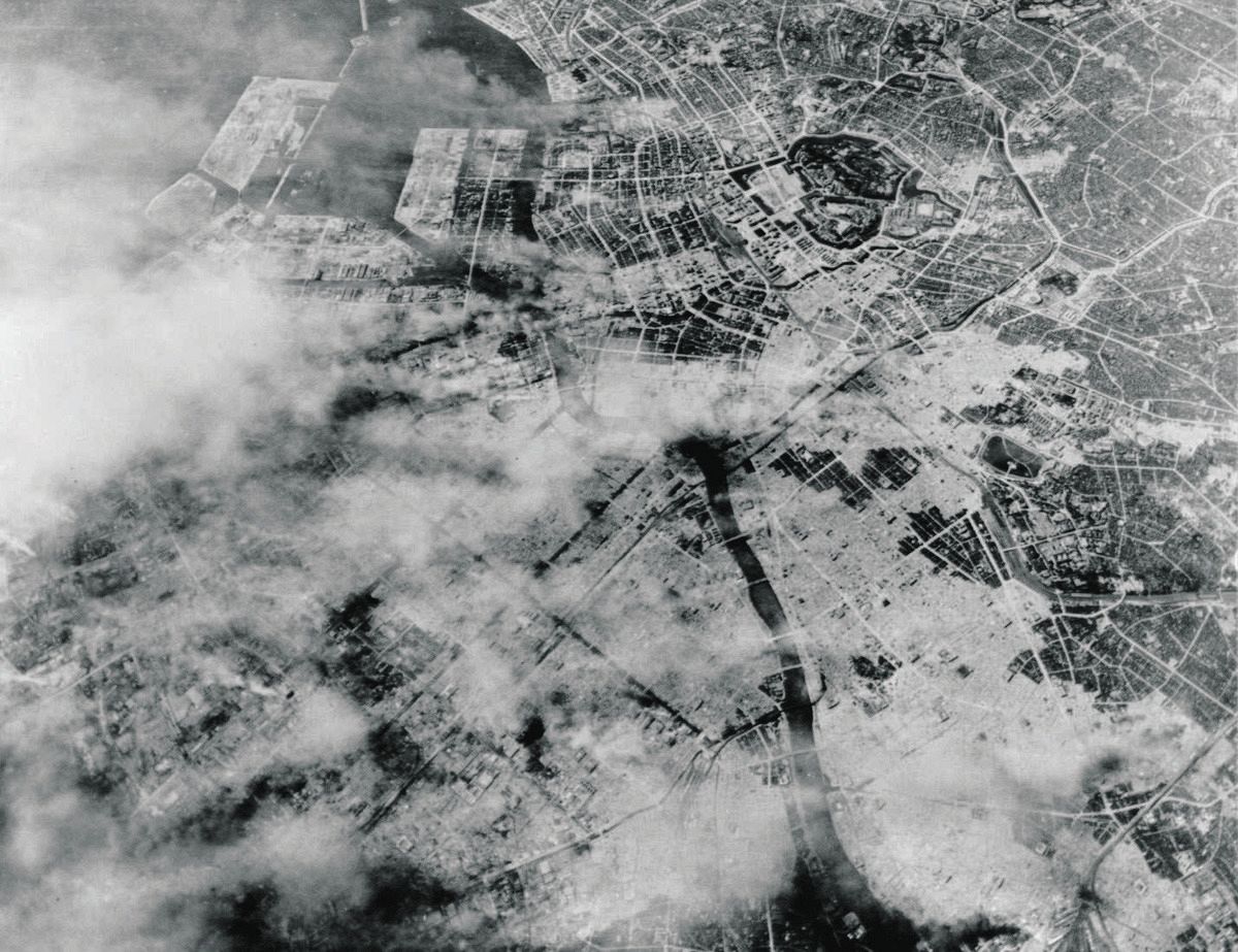 東京大空襲直後の東京・下町付近。白い煙が漂っている＝1945年3月10日撮影（東京大空襲・戦災資料センター提供）