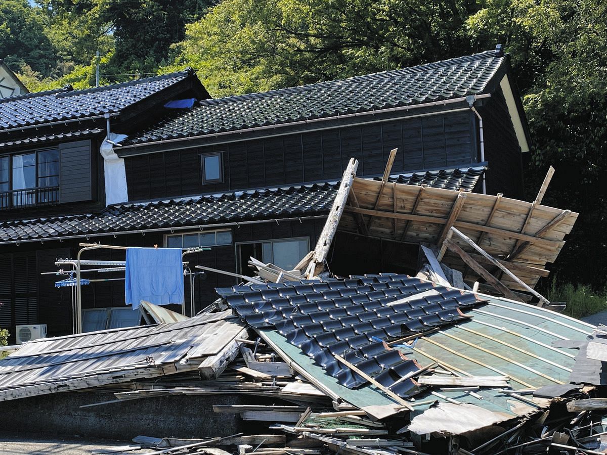 手前の納屋は全壊したが、蔵と母屋は倒壊を免れた早瀬家＝5月20日、石川県輪島市で（天川彩さん提供）