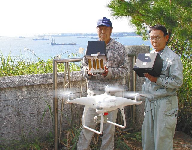 辺野古新基地建設現場に向けてドローンを飛ばす「沖縄ドローンプロジェクト」の奥間政則さん㊨＝山口哲人撮影