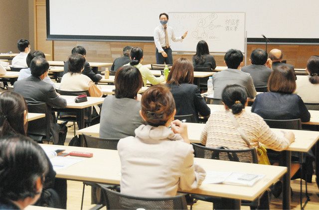 経理担当者ら約60人が参加したインボイス制度説明会で説明する税務署職員＝12日、東京都港区で 