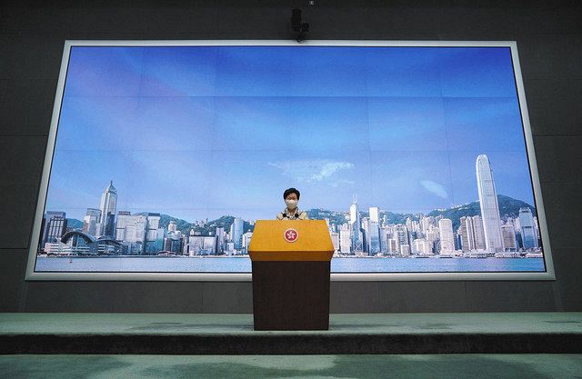 ３０日、香港で記者会見する林鄭月娥行政長官（ＡＰ＝共同）