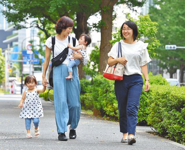 長女と次女を連れて歩く「みらいｂａｂｙ」の羽布津碧さん（左）と櫻田智子さん＝千代田区で 