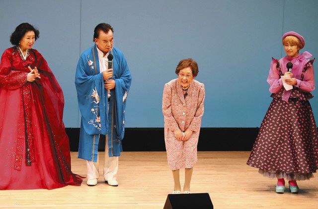 公演に登場した海老名さん（右から２人目）＝いずれも墨田区で