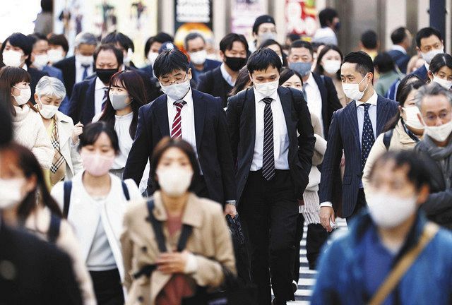 東京・新宿をマスク姿で歩く人たち＝１６日午後（共同）