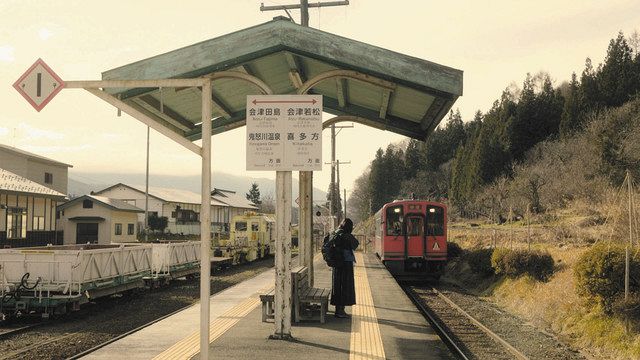 大川ダム公園駅で列車を撮影する道子