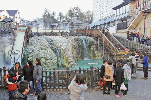 草津温泉で散策を楽しむ観光客