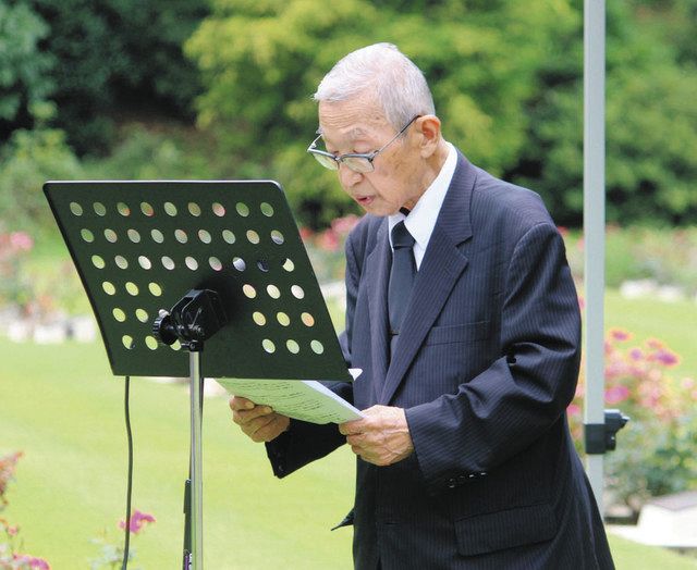 追悼の辞を読み上げる関田さん＝いずれも横浜市保土ケ谷区で
