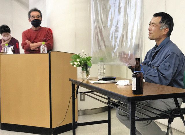 福島県での生活について話す関さん(右)=国立市で