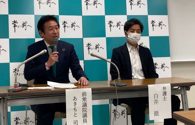 衆院東京15区補選への出馬を表明した元衆院議員の秋元司被告（左）＝東京都江東区で