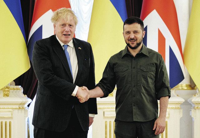会談したゼレンスキー大統領（右）とジョンソン英首相＝17日、キーウで（ウクライナ大統領府提供、AP）