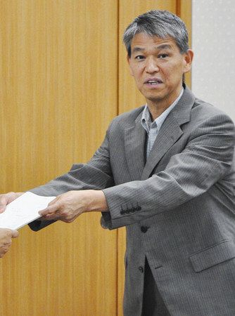 ９月、総務省の情報通信審議会の部会で答申書を受け取る鈴木茂樹氏