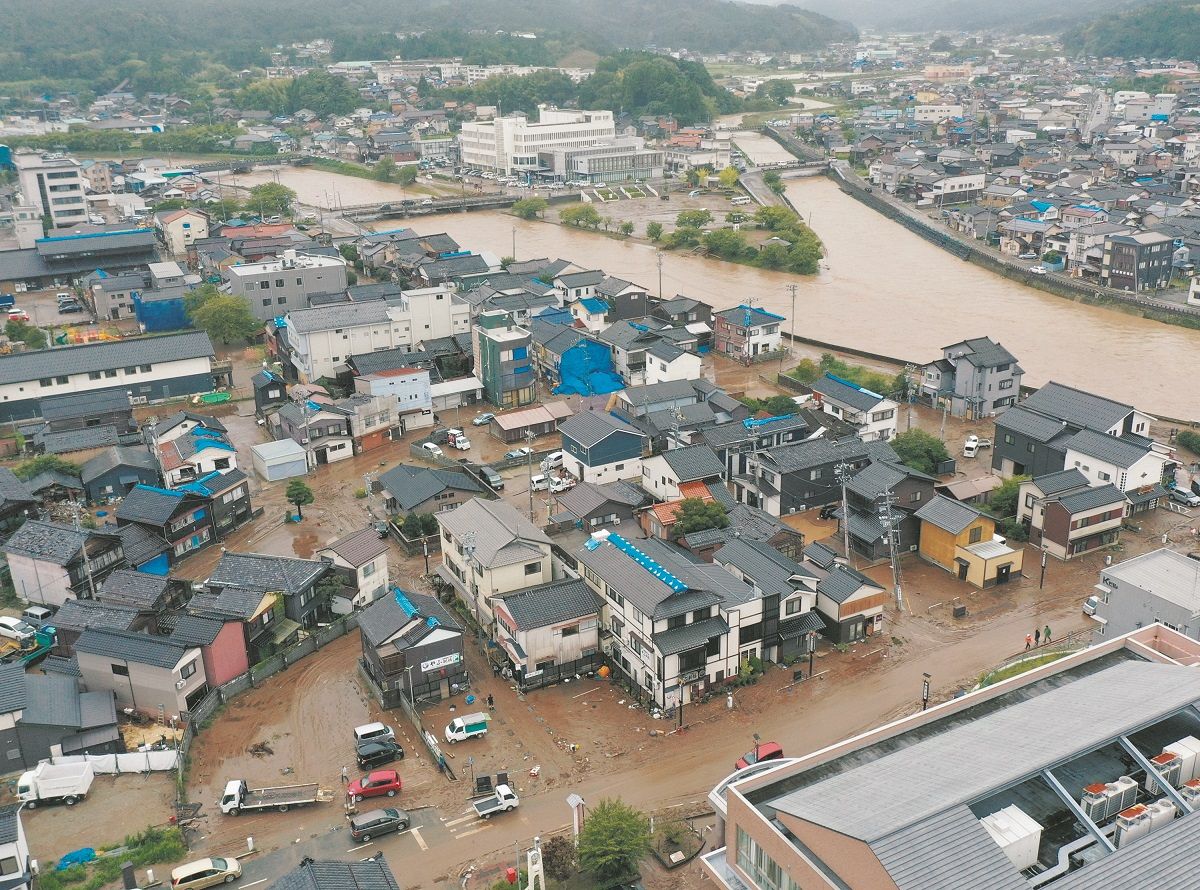 河川の氾濫で土砂が押し寄せた輪島市内＝22日、石川県輪島市河井町で（ドローンから撮影）