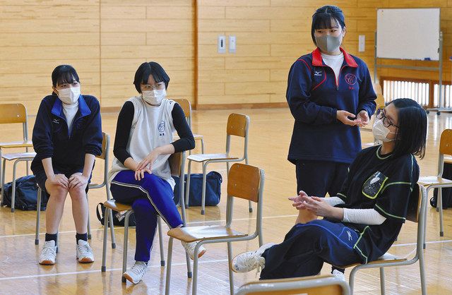 女性の生きづらさを表現した演劇の練習をする部員ら＝都立千早高校で 