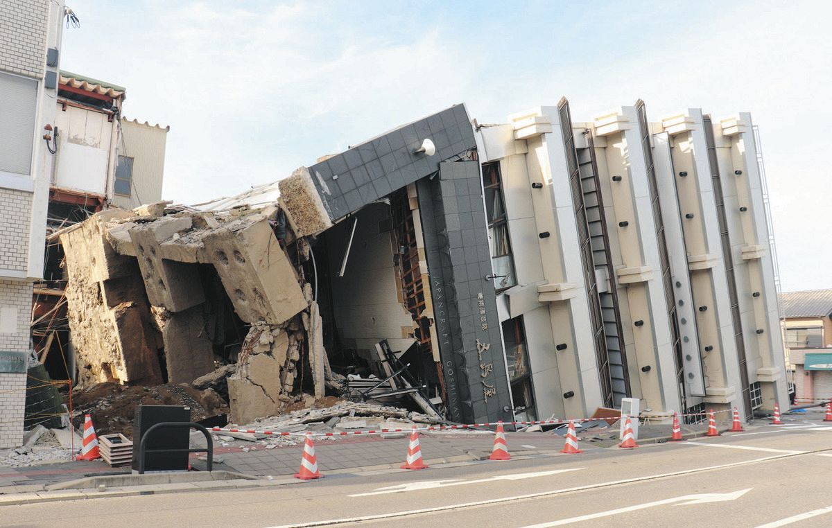 地震で倒壊した7階建てビル＝石川県輪島市で