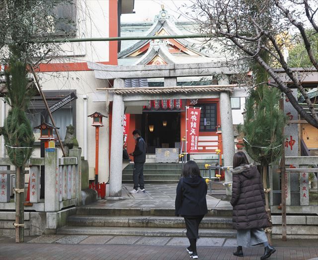 若い参拝者が増えている吉原神社＝いずれも東京都台東区で