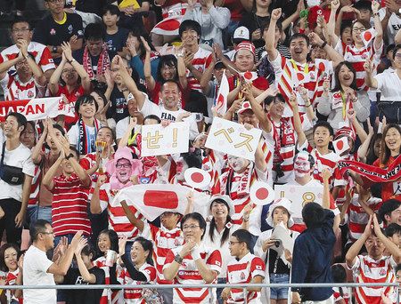 後半、田村選手がトライ後のゴールを決め、喜ぶスタンドのファン＝５日、豊田スタジアムで
