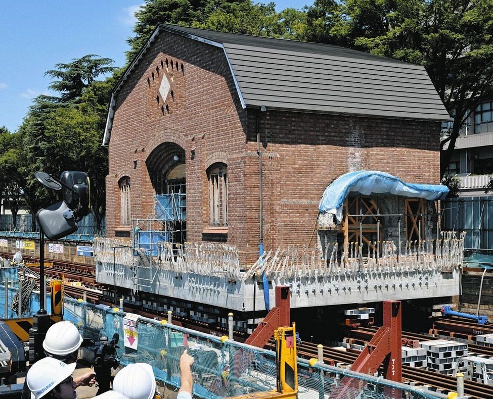 異例の曳家工事をしてまで残したい、レンガ建築 「旧中野刑務所」正門