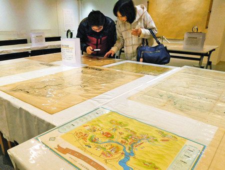 昭和時代の地図を見る人たち＝沼田市歴史資料館で