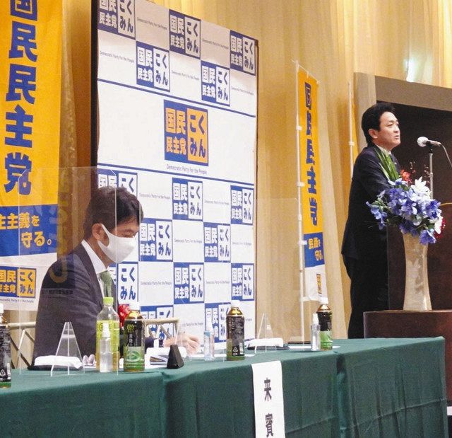 国民民主党県連の設立大会に出席した大井川知事（左）。右は玉木雄一郎党代表＝２０２０年１０月１０日、日立市で
