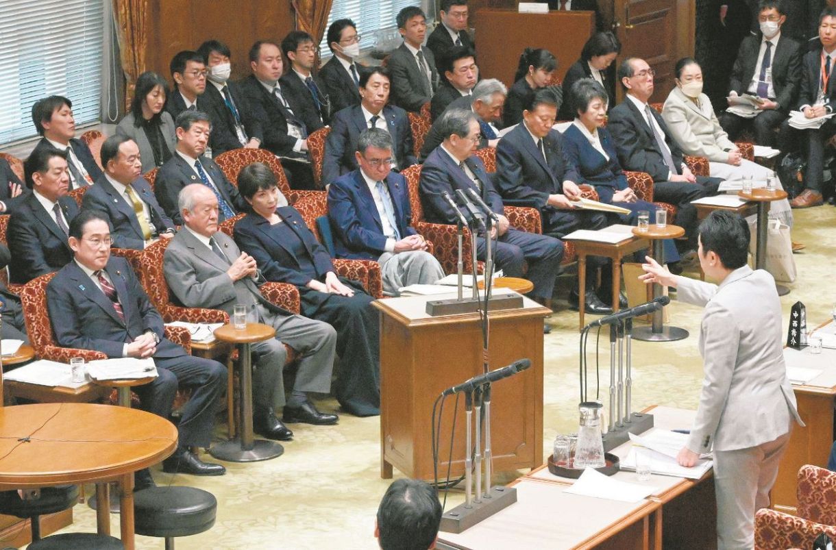 28日、参院予算委で立憲民主党の辻元清美氏（右手前）質問に答弁する岸田首相