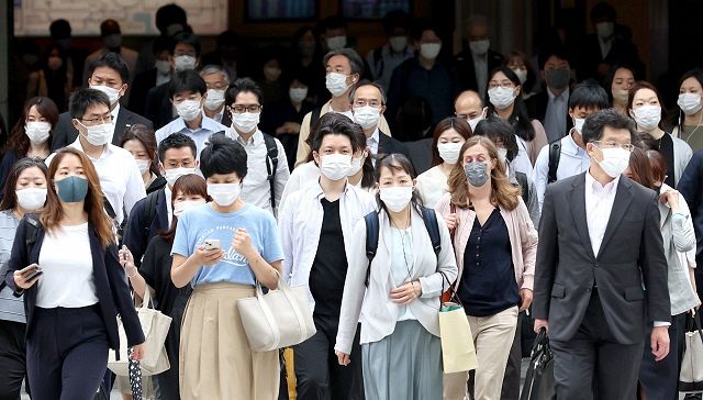 マスク姿で通勤する人たち＝14日、東京・丸の内で