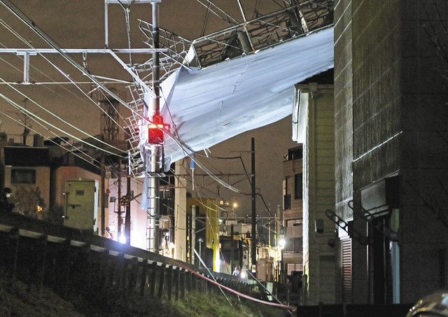 東急東横線・自由が丘―都立大学間の線路脇で倒壊した工事現場の足場(中央)=3日午前0時32分、東京都目黒区