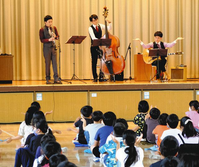 山崎小で演奏する（左から）宮脇さん、入船さん、渡部さん＝いずれも横須賀市で
