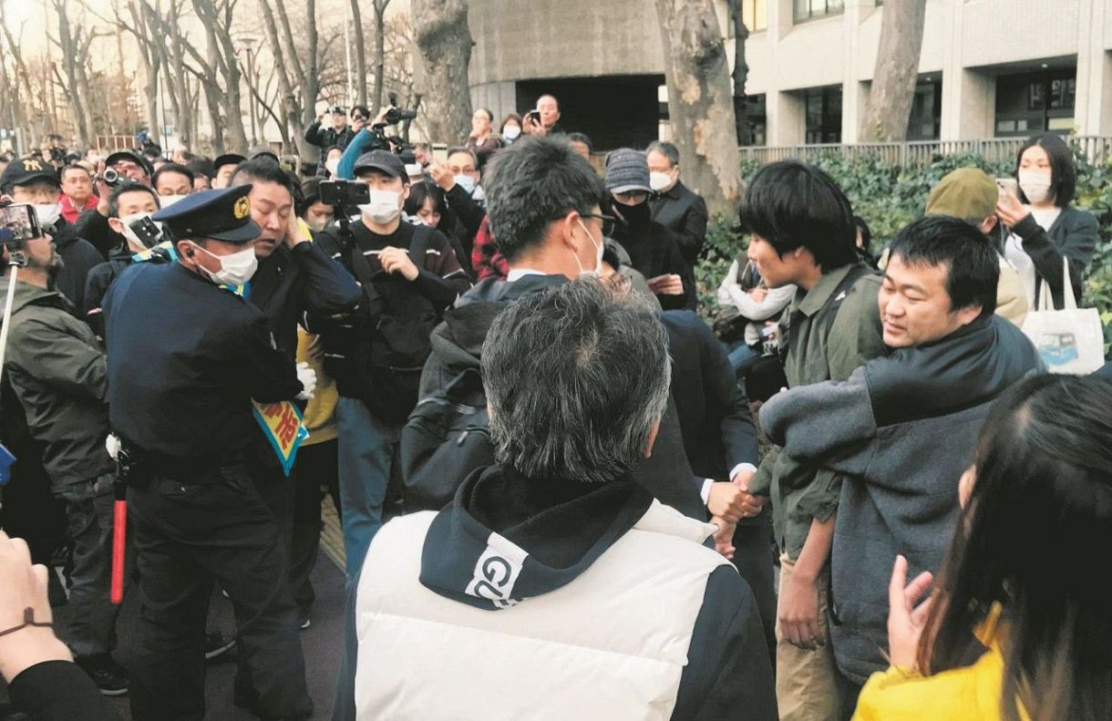 襲われた直後の立花孝志氏と男性に取り押さえらる宮西詩音容疑者（右から3人目の緑の上着）