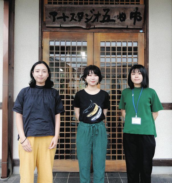地域と交流しながら創作活動に励んだ（左から）松元さん、張さん、下村さん＝いずれも東京都あきる野市で（市提供）