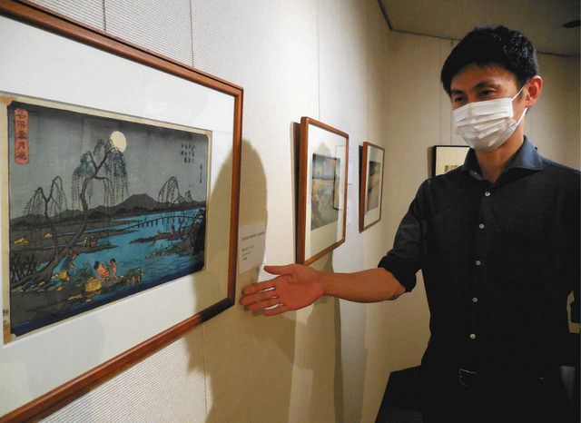 多摩川の景色を描いた浮世絵。秋月が照らす中でのアユ漁を描いている＝いずれも国立市のたましん歴史・美術館で
