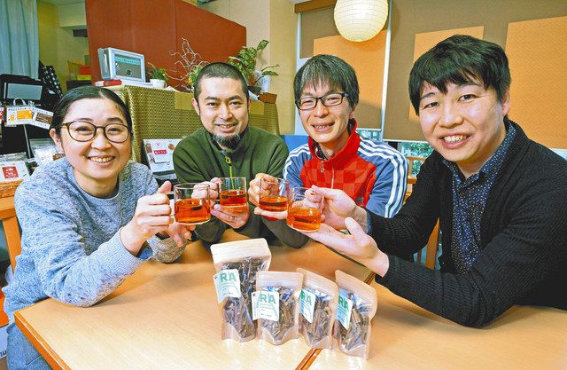 【練馬の名産に】廃棄されるアスパラガスの茎から作った「翠茎茶」を手に笑顔を見せる（左から）白石農園の立石菜保子さん、ＲＥＤＤの望月重太朗さん、かたくり福祉作業所の高橋弘和さん、あかねの会の菊地悟さん＝いずれも練馬区で 