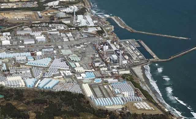 敷地内に処理水のタンクが並ぶ福島第一原発＝2021年4月10日、本社ヘリ「おおづる」から撮影