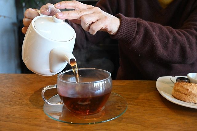 カフェで取材に応じたときには、夫からのおさがりの服を着ていた