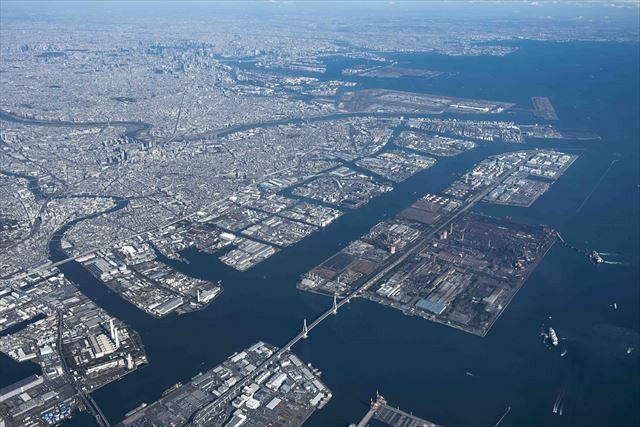 川崎臨海部の航空写真。右中央が来年９月に休止となるＪＦＥスチールの高炉（市提供）