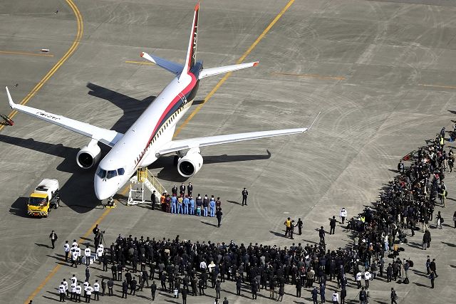 初飛行を終え、大勢の関係者に迎えられる小型ジェット旅客機「MRJ」（代表撮影）＝2015年11月、愛知県営名古屋空港