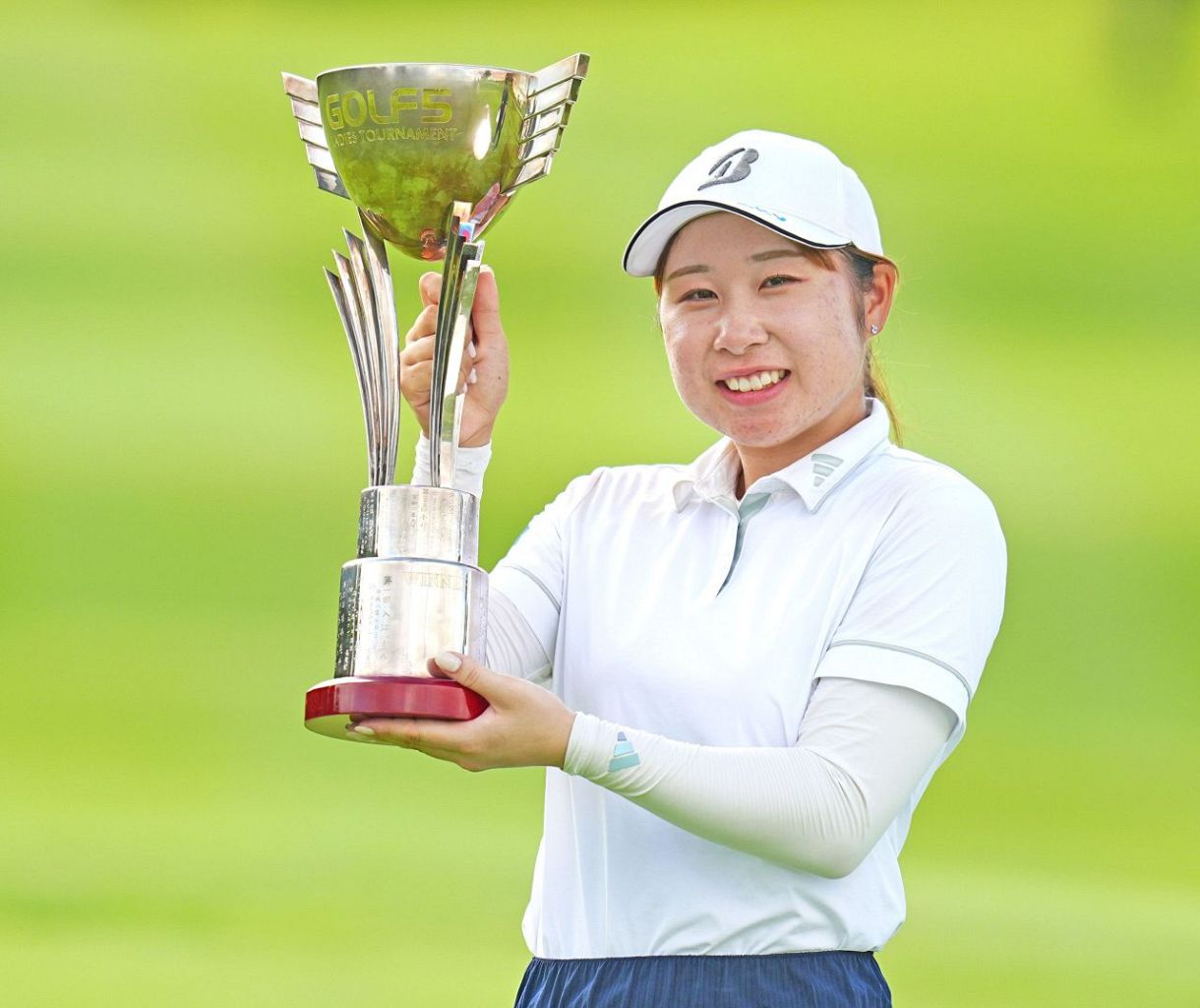 女子ゴルフ 20歳のルーキー荒木優奈がツアー初優勝：東京新聞デジタル